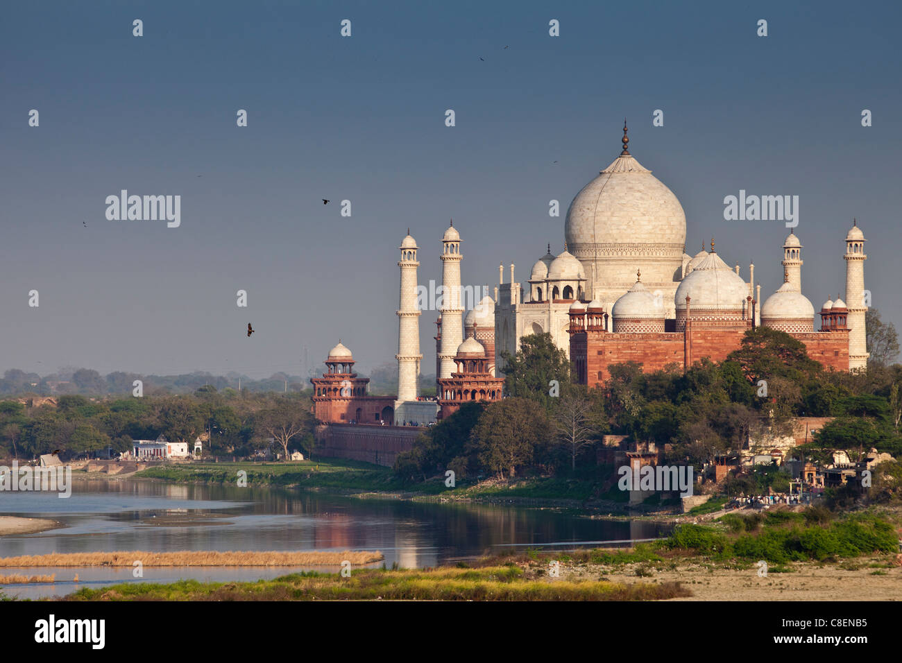 Le Taj Mahal et la rivière Yamuna au coucher du soleil de Fort d'Agra, Khas Mahal Palace, Inde Banque D'Images