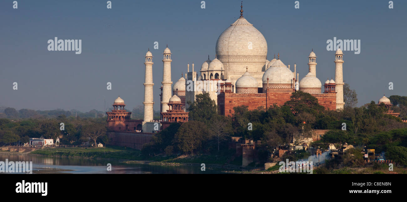 Traditionnelle hindoue bûcher funéraire crémation par le Taj Mahal et la rivière Yamuna au coucher du soleil de Fort d'Agra, Khas Mahal Palace, Inde Banque D'Images