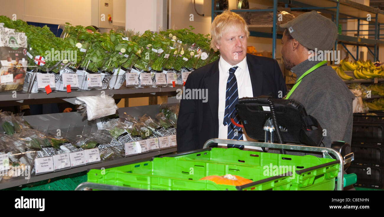 21/10/2011. Londres, Royaume-Uni. Le maire de Londres, Boris Johnson, aujourd'hui, vendredi 21 octobre, a visité le nouveau Waitrose état de l'art centre de distribution en ligne à Acton, où il a pris un tour et rencontré le personnel et Waitrose Partenaires. Photo : Bettina Strenske Banque D'Images