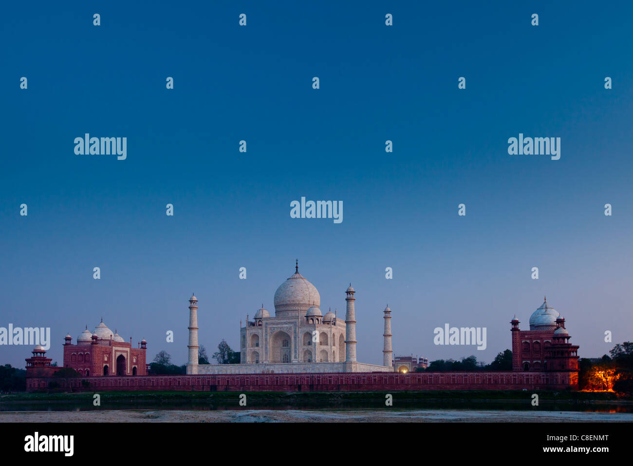 Le Taj Mahal Côté Nord et la mosquée vue sur rivière Yamuna au coucher du soleil , Inde Banque D'Images