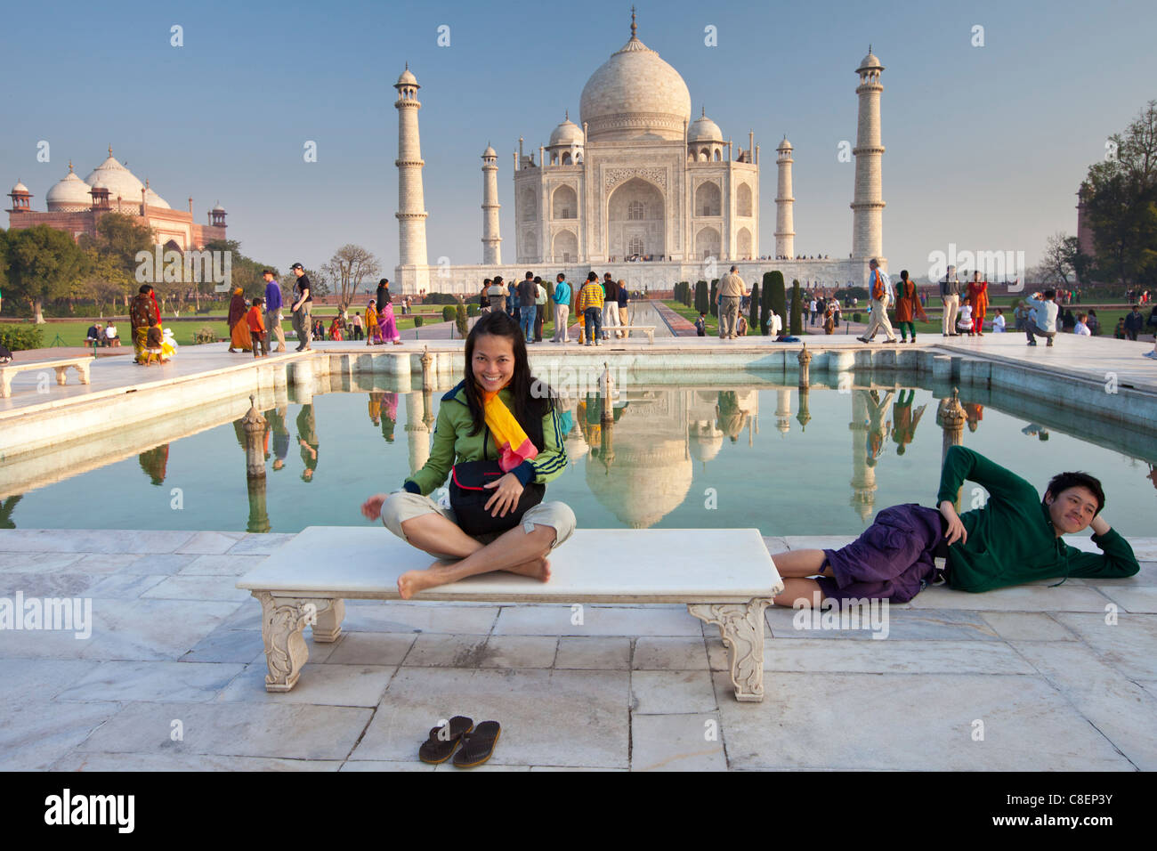 Les touristes s'asseoir sur Diana banc au Mausolée du Taj Mahal le sud avec  miroir d'eau, de l'Uttar Pradesh, Inde Photo Stock - Alamy