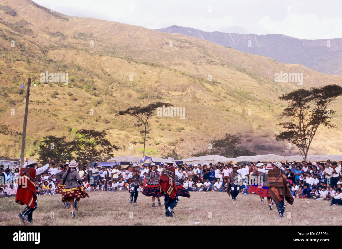 Quillabamba, Pérou. Des danseurs traditionnels en costume traditionnel d'effectuer dans le cadre d'un festival en plein air. Banque D'Images