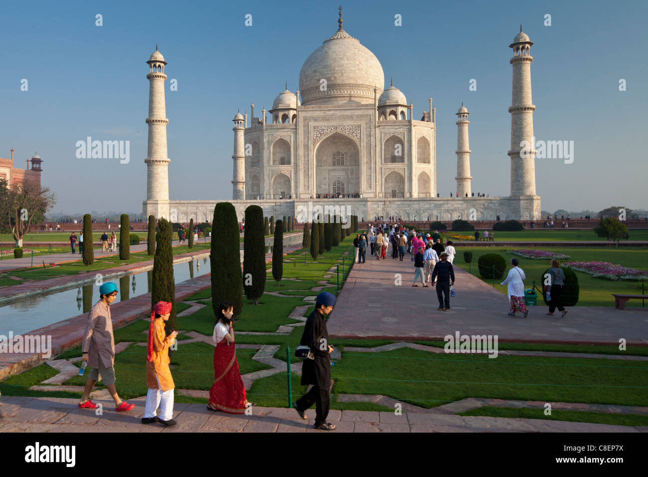 Les touristes asiatiques au Mausolée du Taj Mahal le sud de l'Uttar Pradesh, Inde Banque D'Images