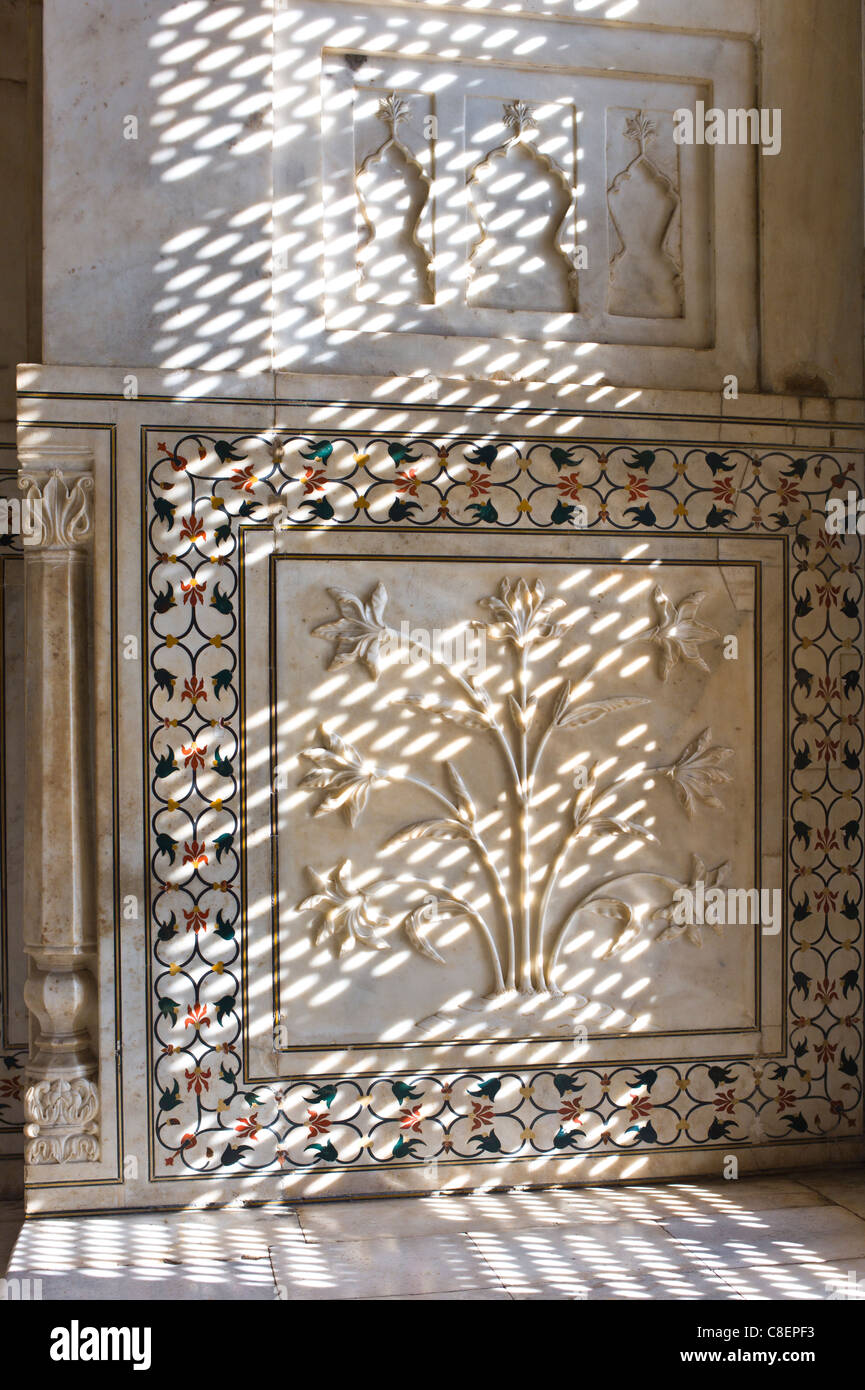 Le Mausolée du Taj Mahal intérieur par tombeaux de Shah Jahan et Mumtaz Mahal, Uttar Pradesh, Inde Banque D'Images