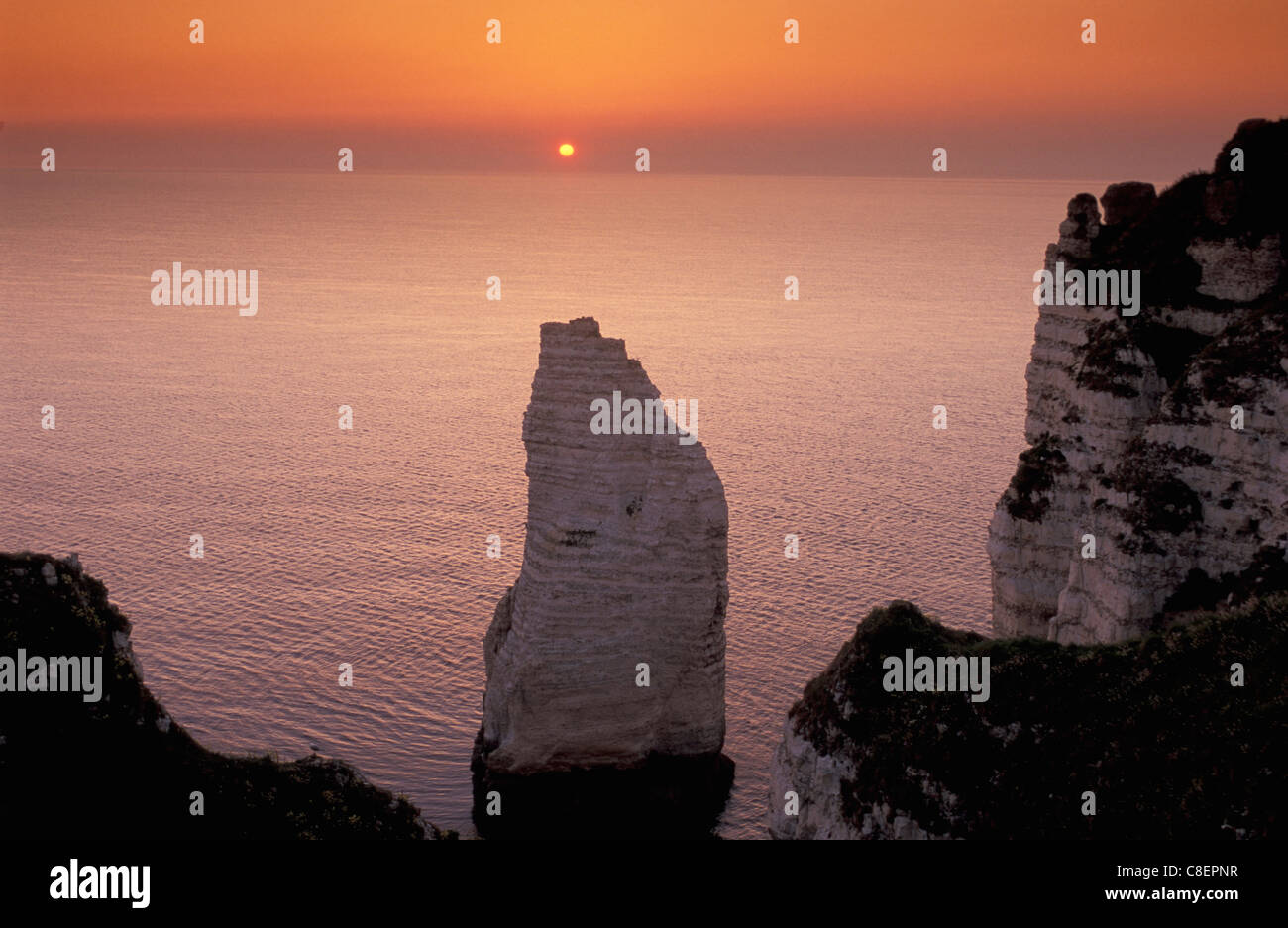 Mer, falaises, Etretat, Normandie, France, Europe, coucher de soleil, l'eau, les roches Banque D'Images