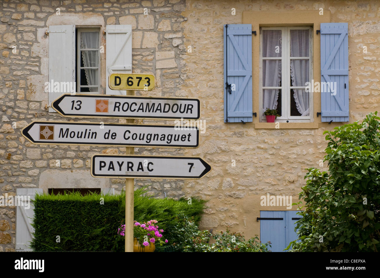La signalisation routière en face d'une vieille maison dans la région de la Dordogne Banque D'Images