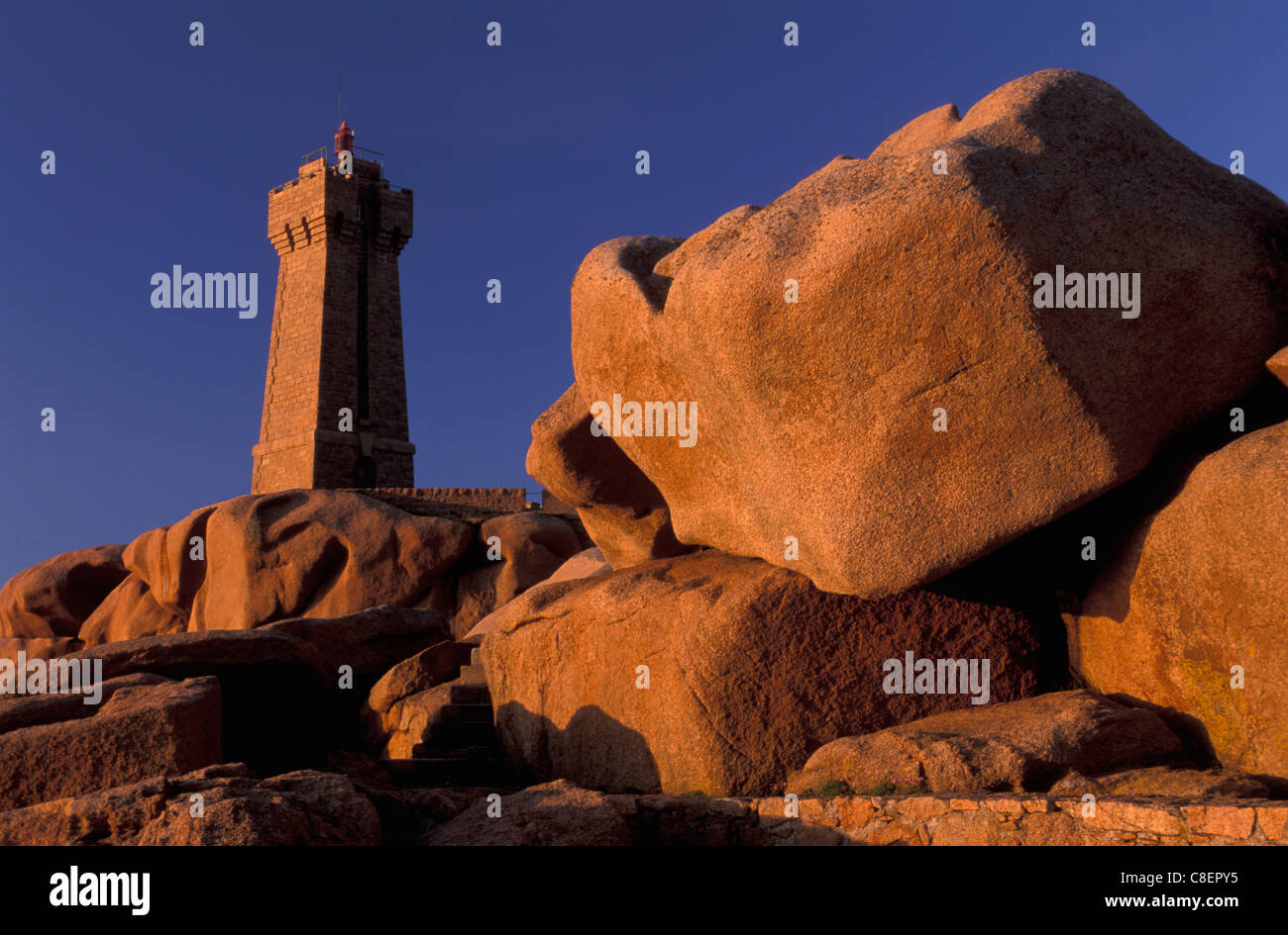Phare, rochers, lumière du soir, le Red Rocks, Ploumanach, Bretagne, France, Europe, orange Banque D'Images