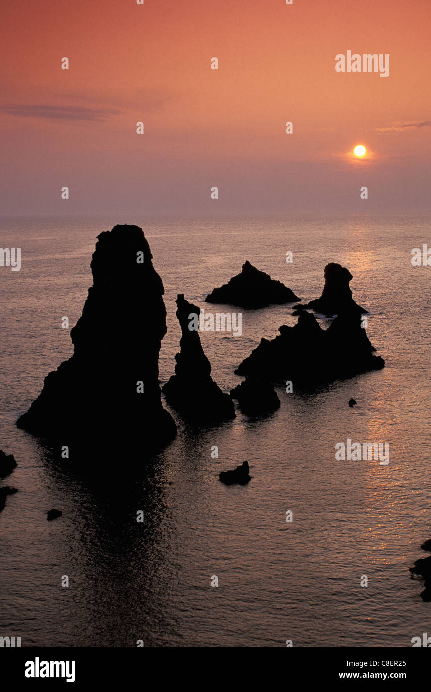 Coucher du soleil, la mer, les piles, les aiguilles de Port Coton, Belle Ile, Bretagne, France, Europe, de l'eau Banque D'Images