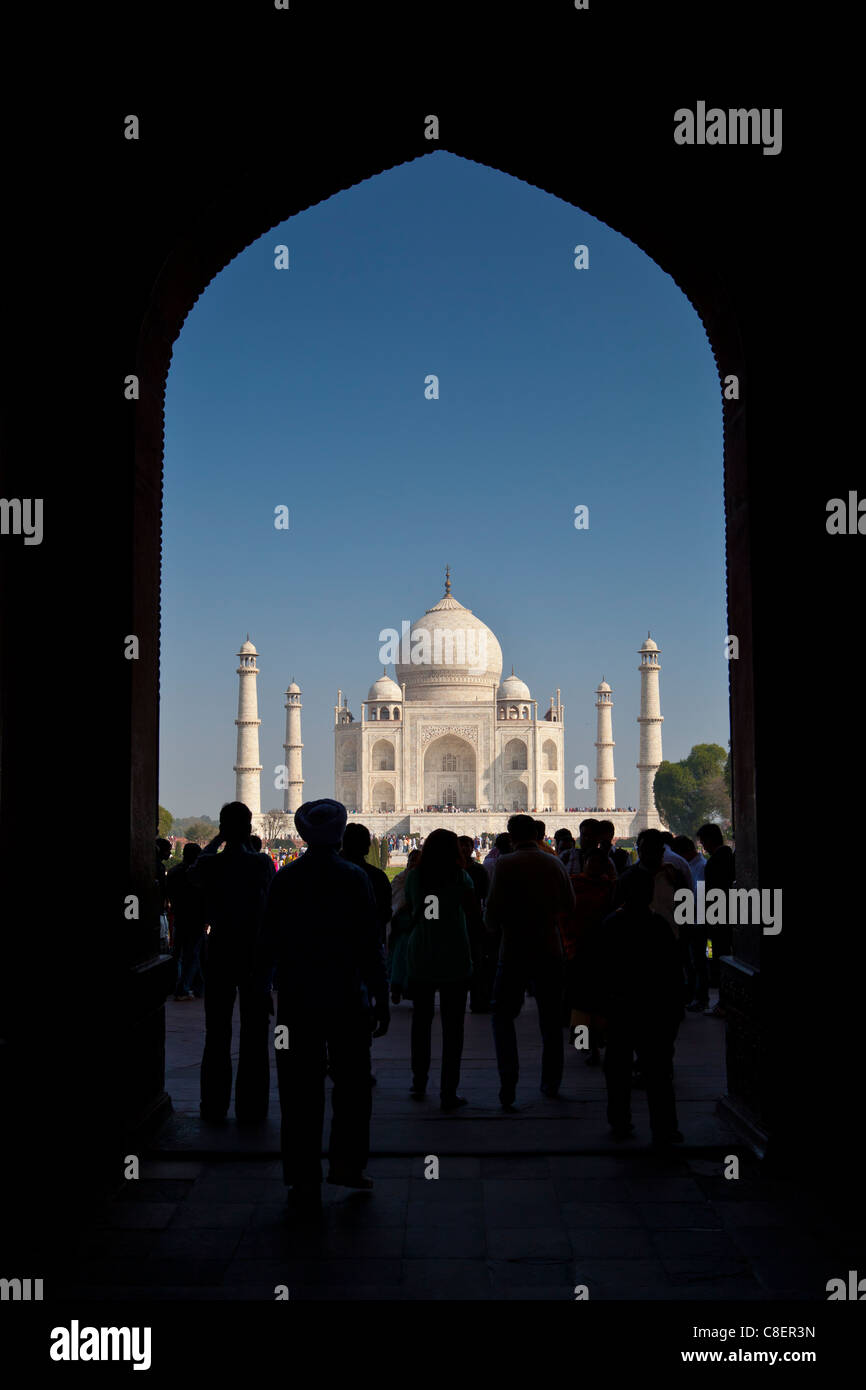 Foule de touristes encadrés par la grande porte, Darwaza-i rauza, du Taj Mahal voir l'aspect du sud, de l'Uttar Pradesh, Inde Banque D'Images