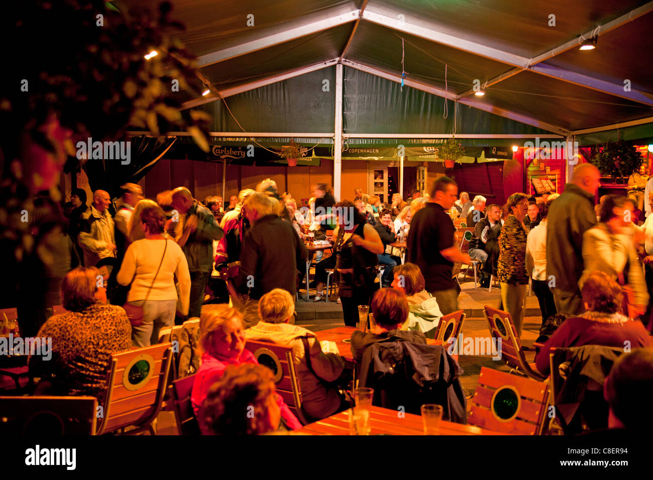 Les gens danser dans un club à la station balnéaire polonaise Île Uznam, Swinoujscie, Pologne, Europe Banque D'Images