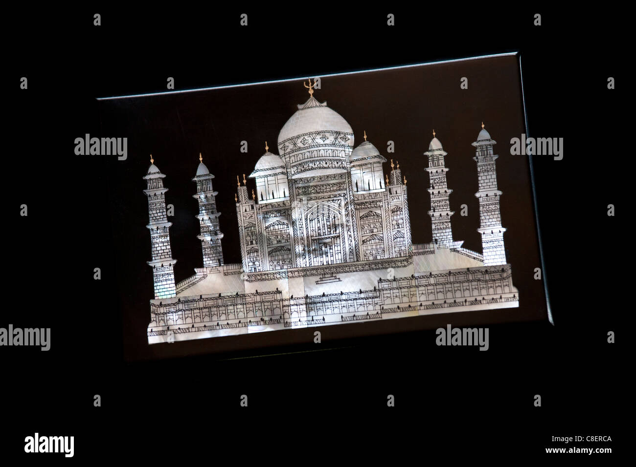 Taj Mahal souvenir, mère de pearl inlay sur en onyx noir, en vente à Subhash Emporium, Agra, Inde Banque D'Images