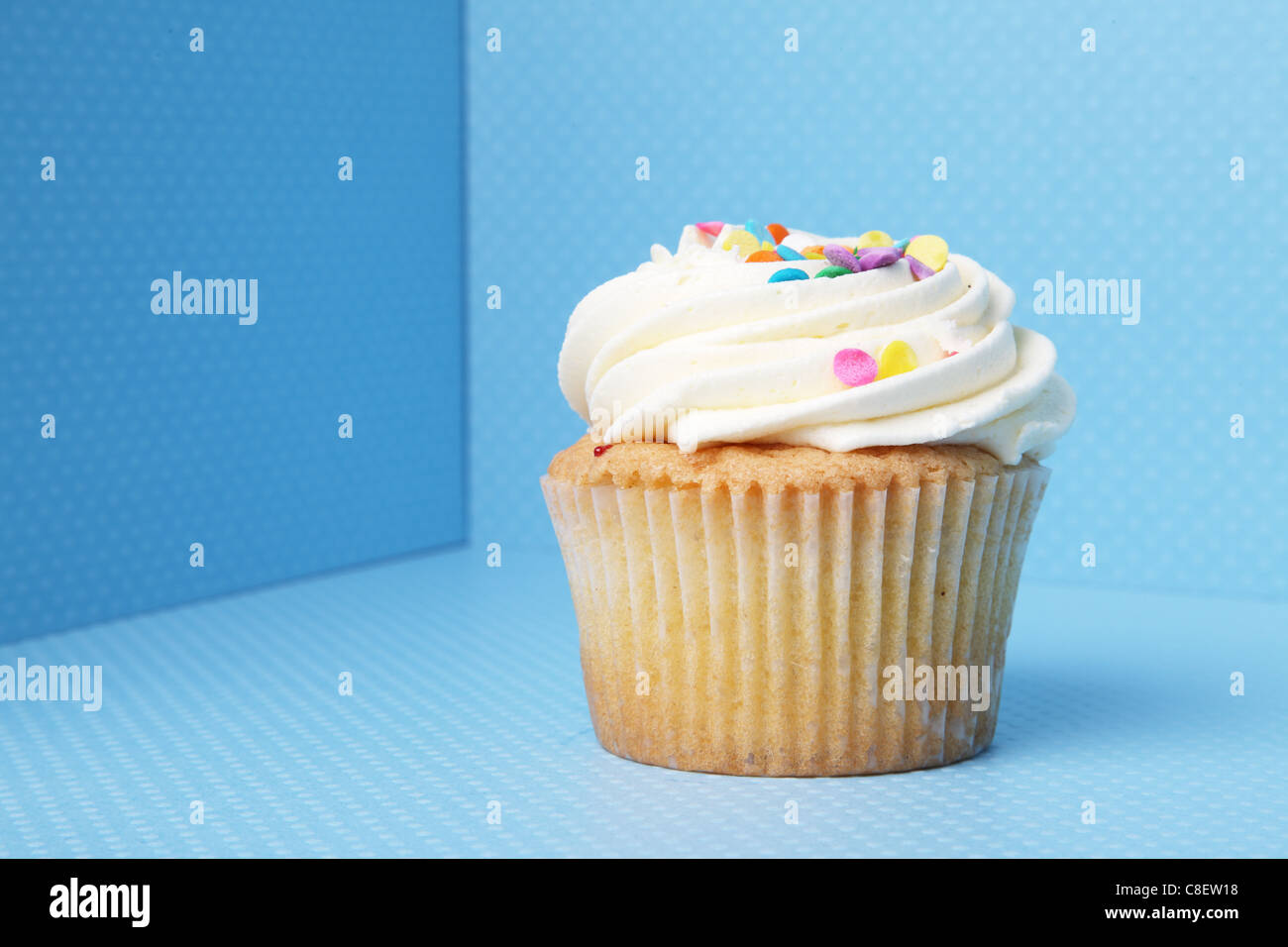 Cupcake sur fond bleu Banque D'Images