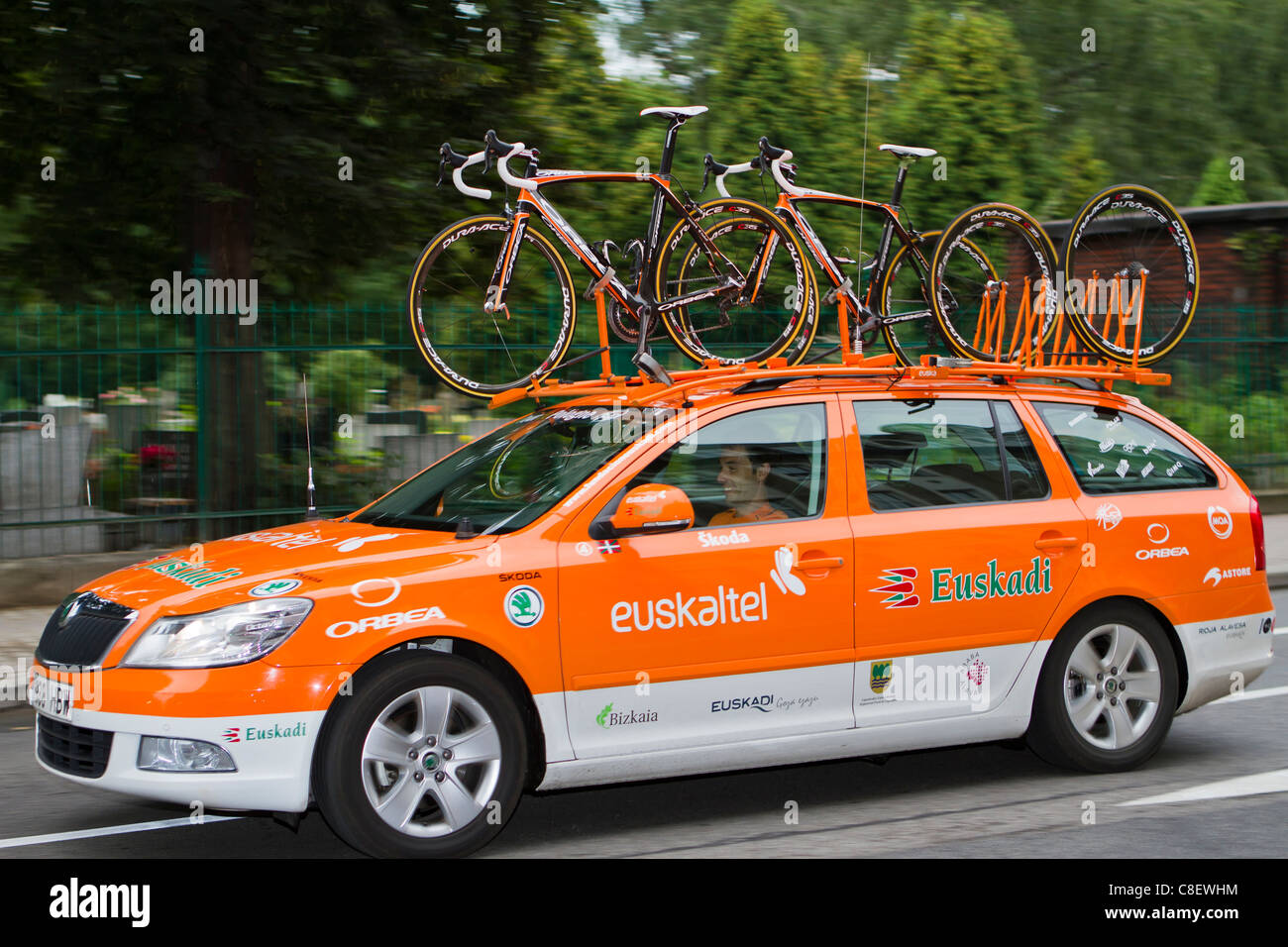 L'équipe de course de voiture avec des pièces de bicyclettes sur le toit. Le Tour de la Pologne, 2011. Banque D'Images