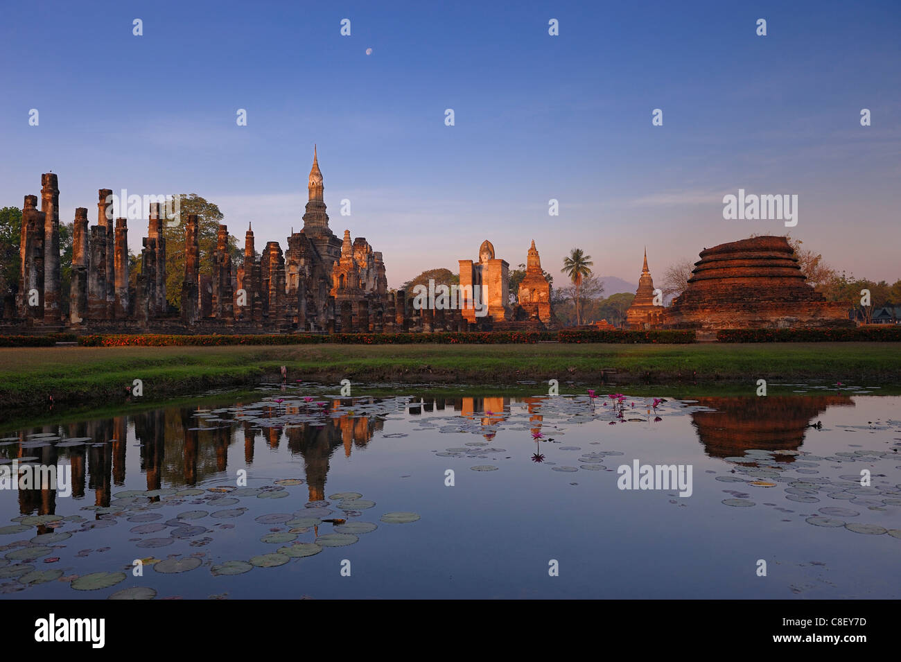 Wat Mahathat, le parc historique de Sukhothai, Sukhothai, Thaïlande, Asie, eau, Banque D'Images