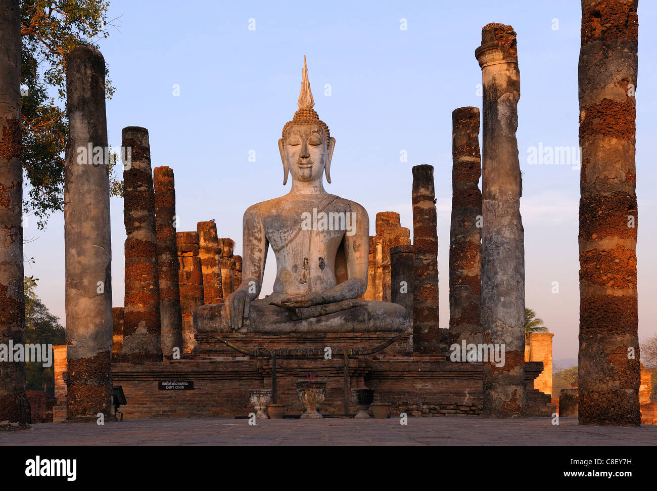 Bouddha, statue, Wat Mahathat, le parc historique de Sukhothai, Sukhothai, Thaïlande, Asie, colonnes, Banque D'Images