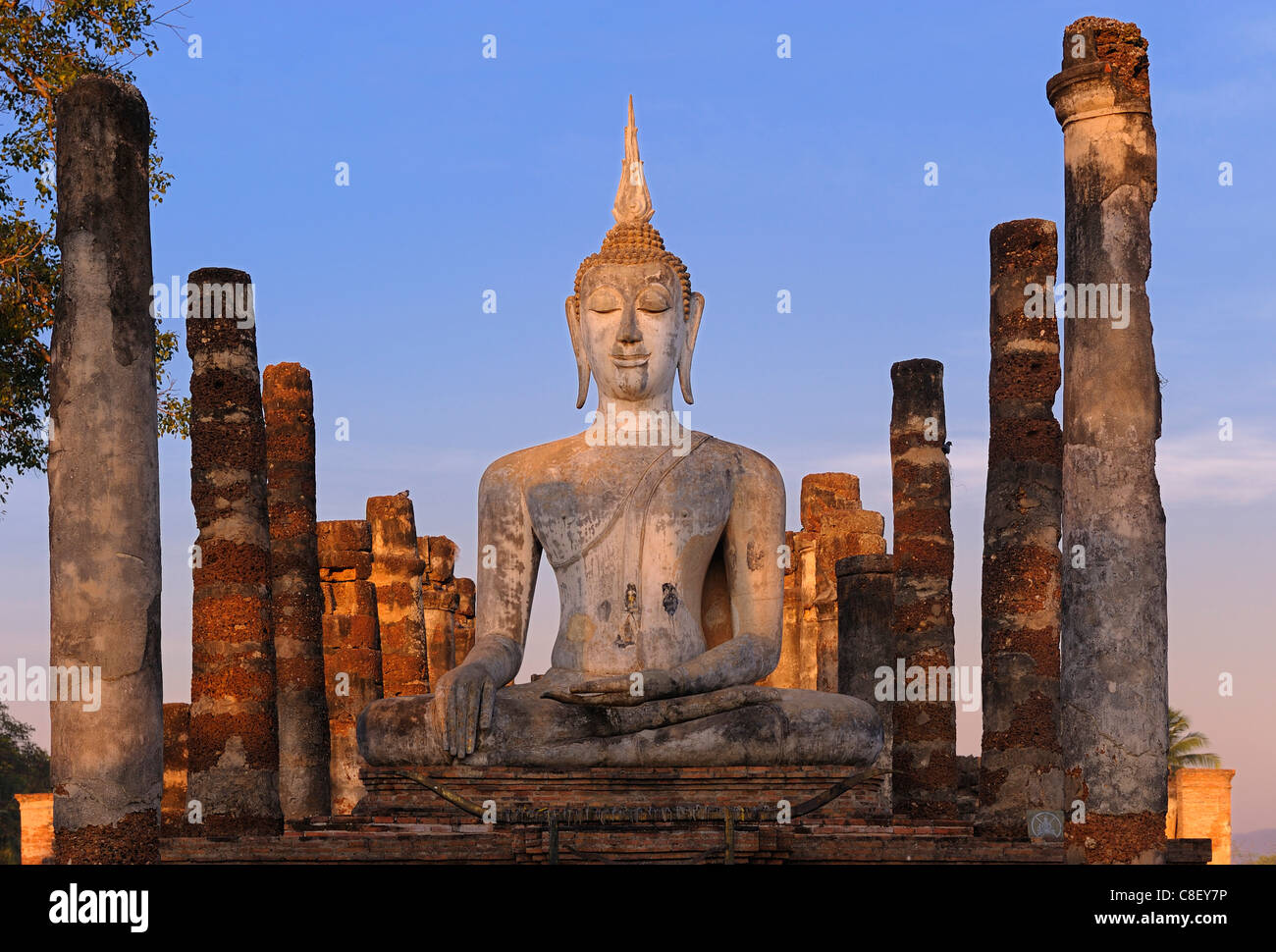 Bouddha, statue, Wat Mahathat, le parc historique de Sukhothai, Sukhothai, Thaïlande, Asie, colonnes, Banque D'Images