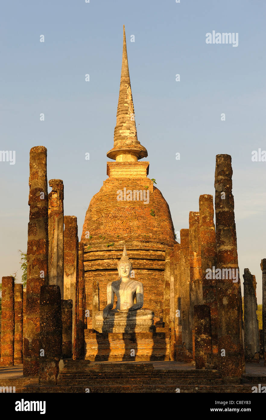 Bouddha, statue, Wat Sa Si, le parc historique de Sukhothai, Sukhothai, Thaïlande, Asie,, Banque D'Images