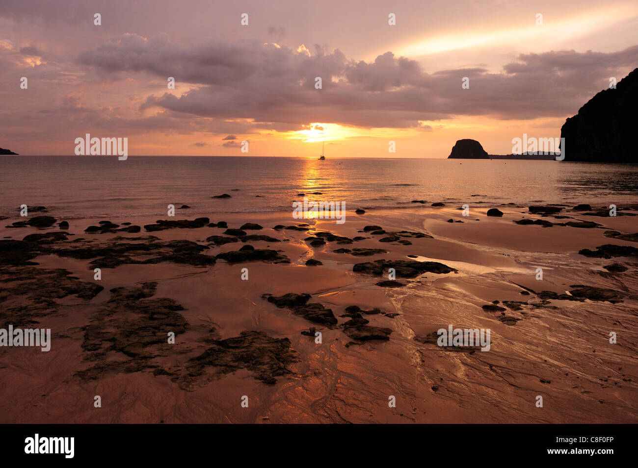 Coucher du soleil, la plage, le Koh Mook, la Thaïlande, l'Asie, de l'eau, de la mer Banque D'Images