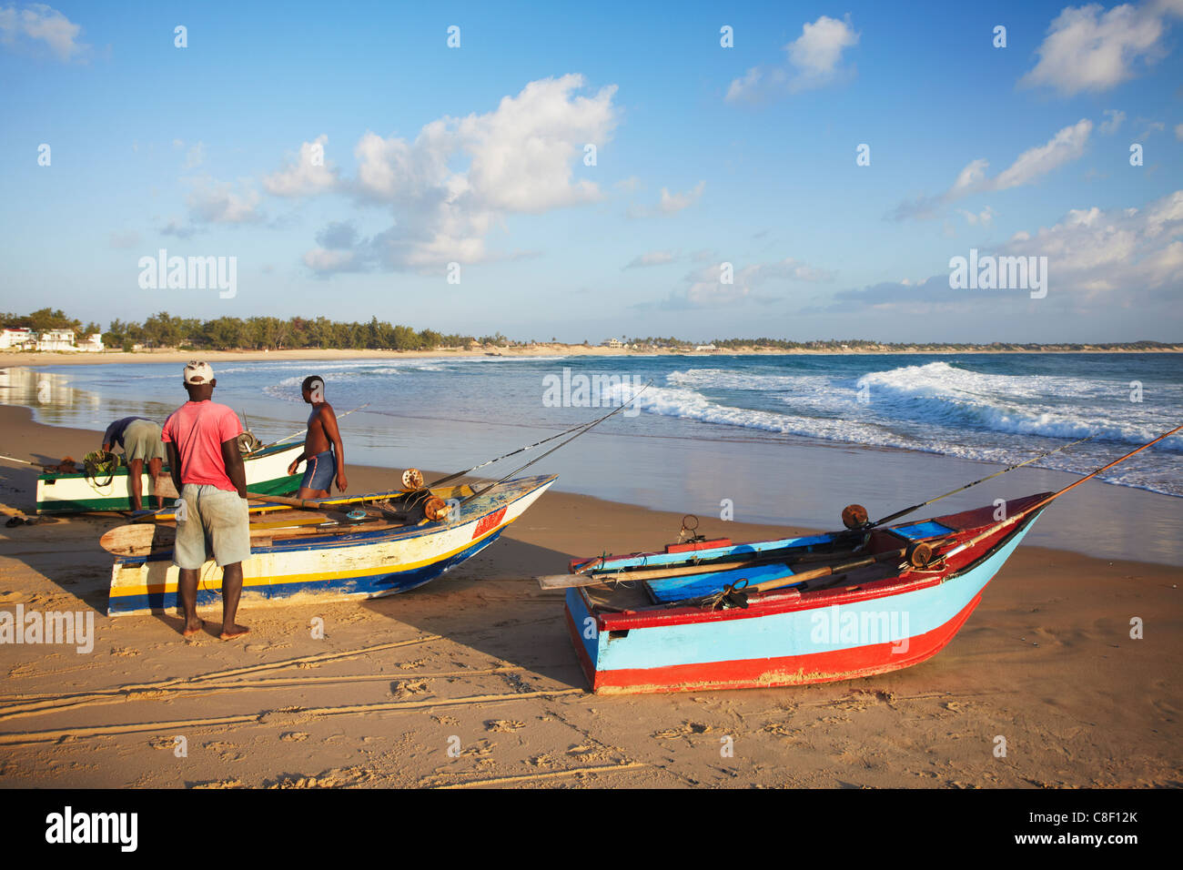 Lancement de pêcheurs bateaux de pêche sur la plage de tofo, Tofo, Inhambane, au Mozambique Banque D'Images