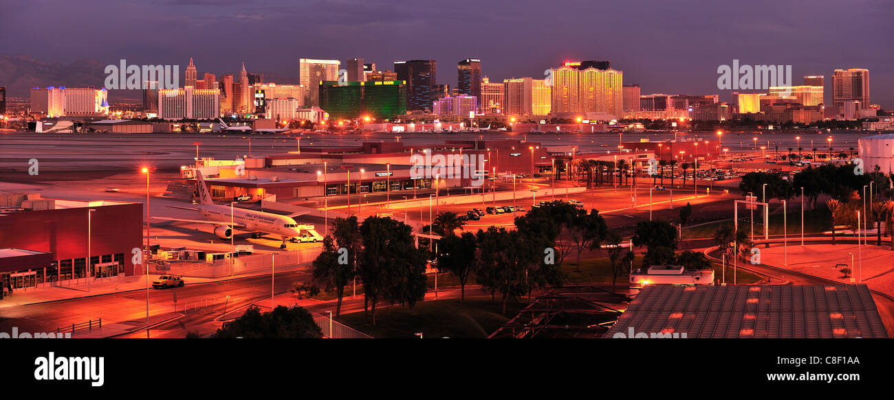 Las Vegas McCarran, international,, aéroport, Las Vegas Strip, Las Vegas, Nevada, USA, United States, Amérique, soir Banque D'Images
