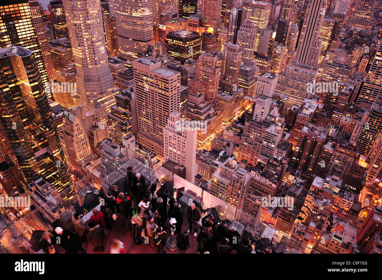 Les gens, debout, terrasse d'observation, de la ville, les lumières, crépuscule, haut de la roche, Midtown, Manhattan, New York, USA, United States, Amérique, Banque D'Images