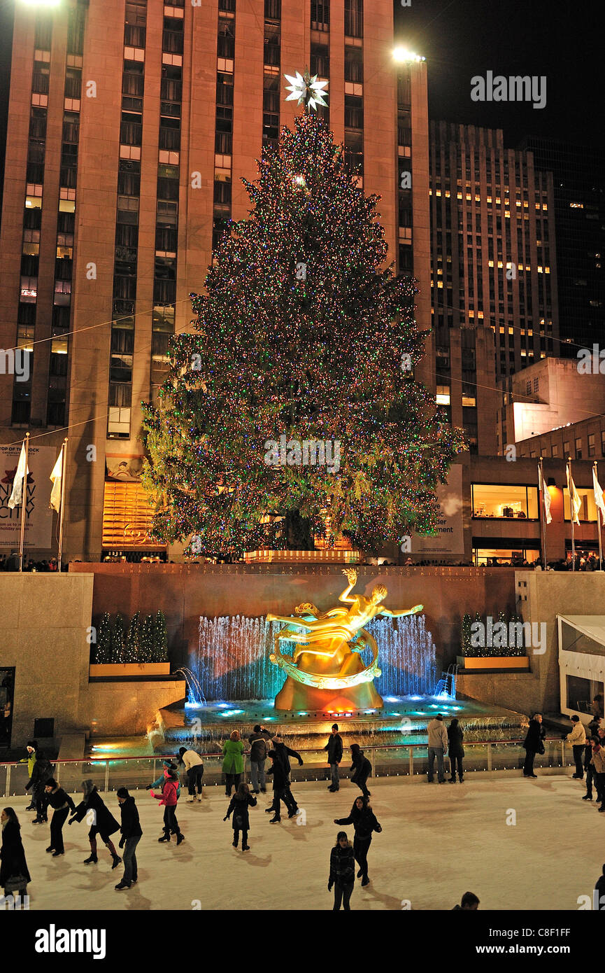 Patinoire, Rockefeller Plaza, Rockefeller Center, Midtown, Manhattan, New York, USA, nuit Banque D'Images