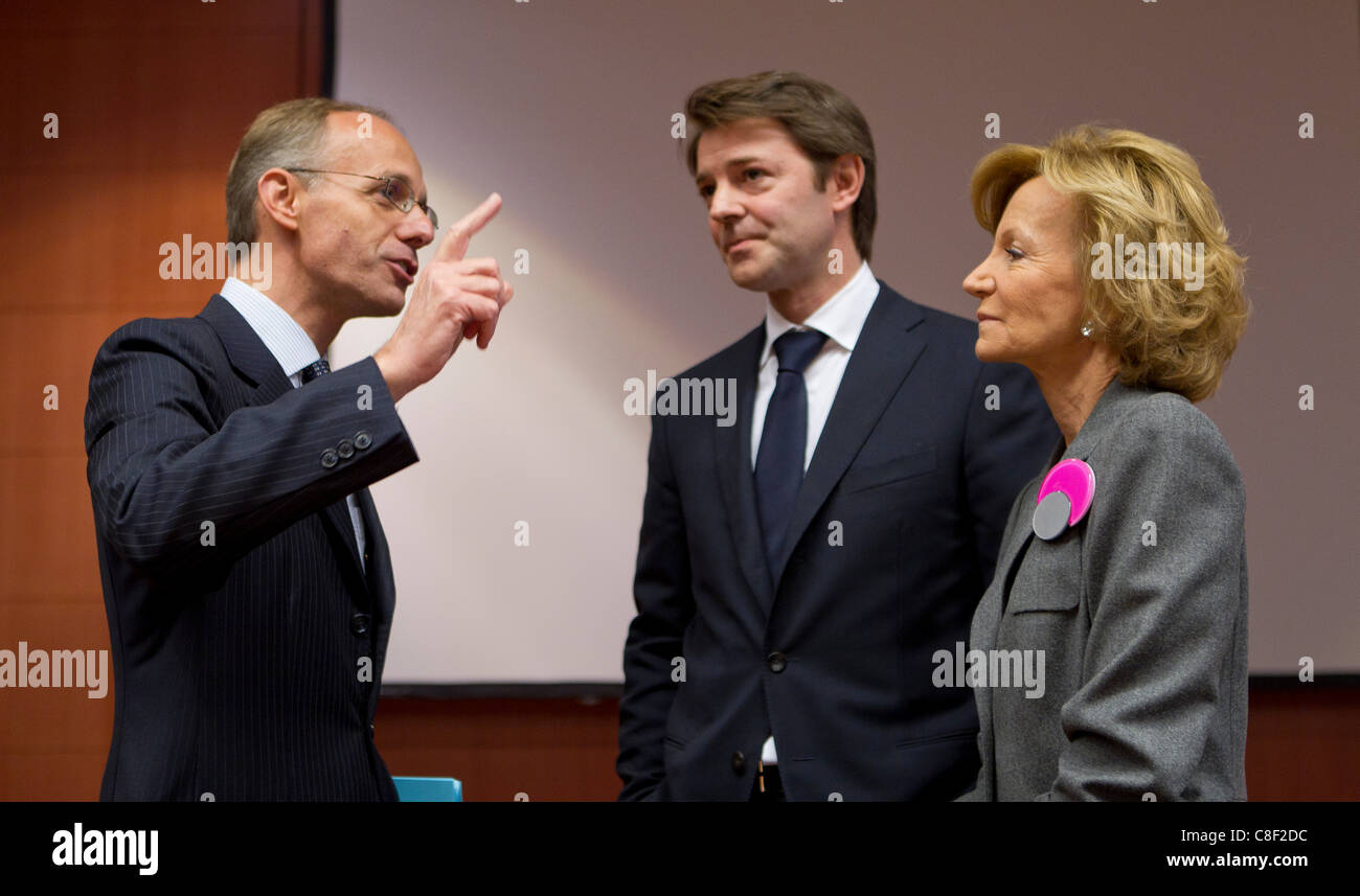 21.10.2011 - Photo de la réunion de l'Eurogroupe des ministres des finances de la zone euro étaient, de gauche à droite, Luc Frieden, ministre des Finances, Luxembourg. François Baroin, Ministre des Finances, France. [Elena Salgado] , ministre des Finances, de l'Espagne. Banque D'Images