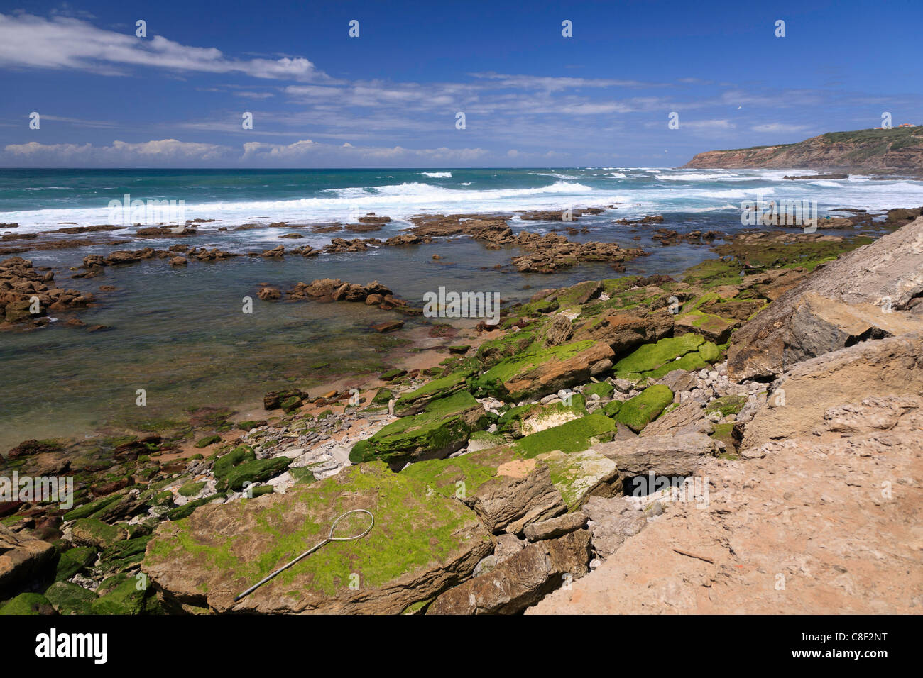 L'homme pêche côtière sur la côte ouest du Portugal près de Lorinho Banque D'Images