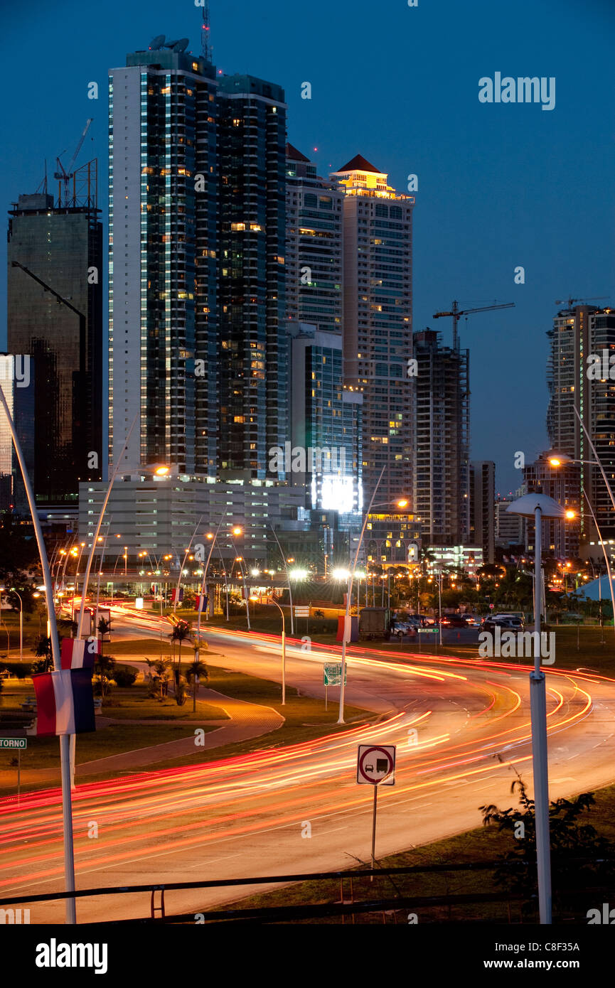 Avis de Cinta Costera bayside road et gratte-ciel. La ville de Panama, Panama, Amérique centrale. Banque D'Images