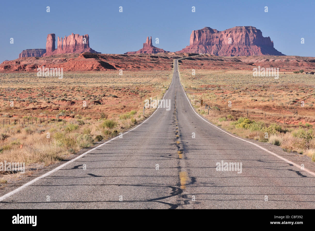 L'Autoroute, 163, Monument Valley, du Plateau du Colorado, Utah, USA, United States, Nord, paysage, route, longues, droites Banque D'Images