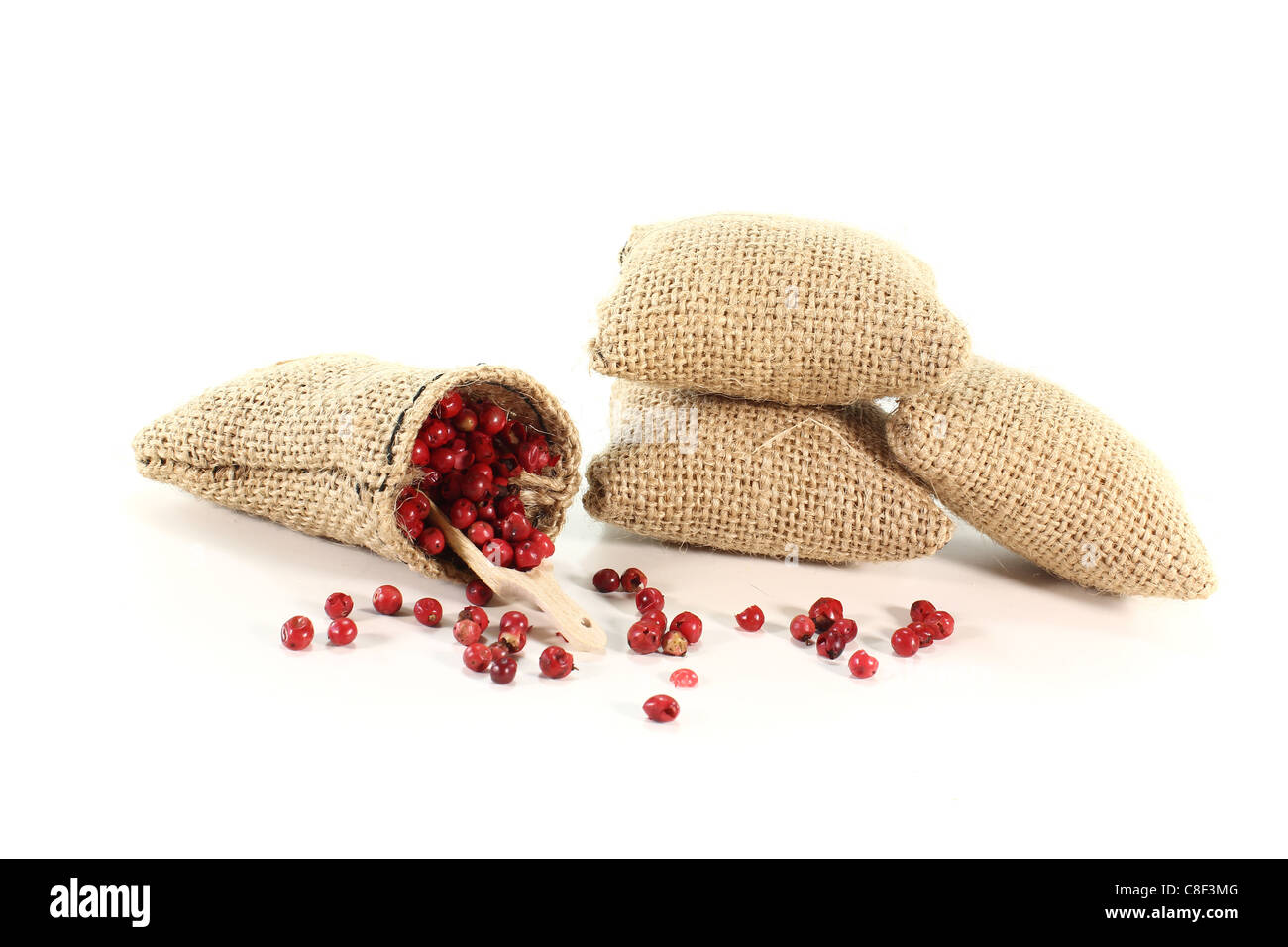 Poivre rouge dans un sac de jute et de boisseaux sur fond blanc Banque D'Images