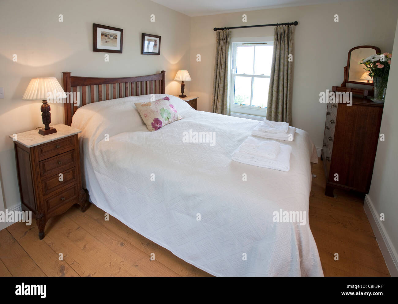 Photographie de l'intérieur d'une chambre à coucher dans un cottage irlandais Banque D'Images