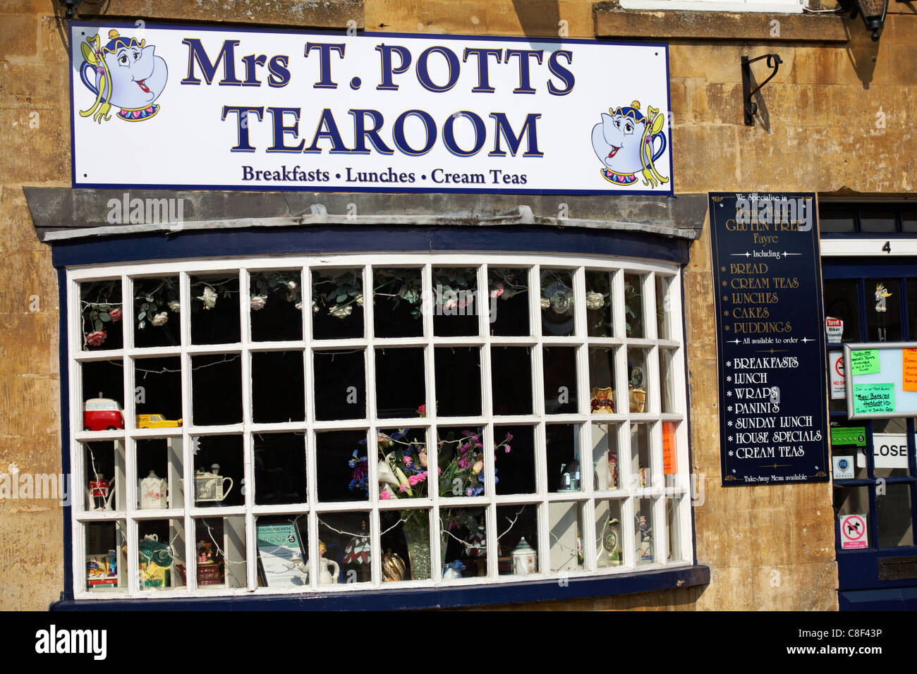 Mme T Potts Tearoom à Moreton-in-Marsh avec une sélection de différentes théières affichées dans la fenêtre des Cotswolds, Gloucestershire, Royaume-Uni en juillet Banque D'Images
