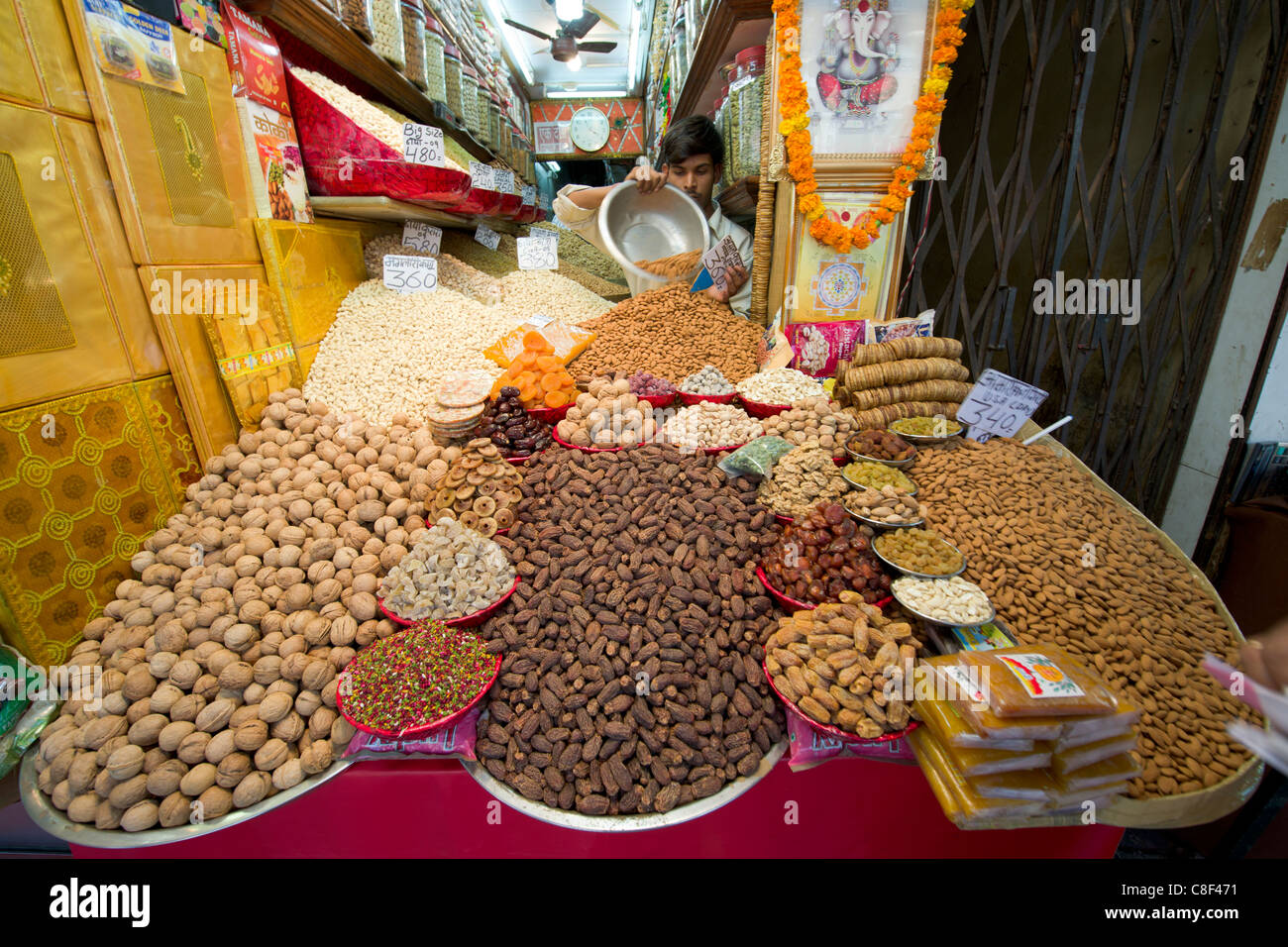 Les écrous de blocage et les dates de vente, marché aux épices, Khari Baoli Road (marché aux épices Bazar de Chandni Chowk), Old Delhi, Inde Banque D'Images
