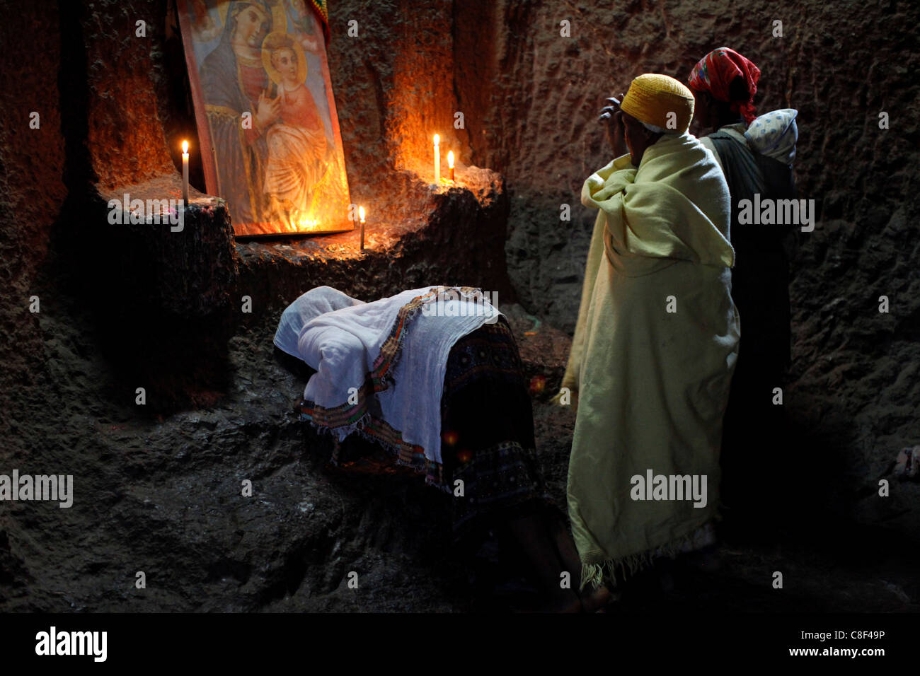Les femmes priant dans Bet Medhane Alem église de Lalibela, Ethiopie, Wollo Banque D'Images