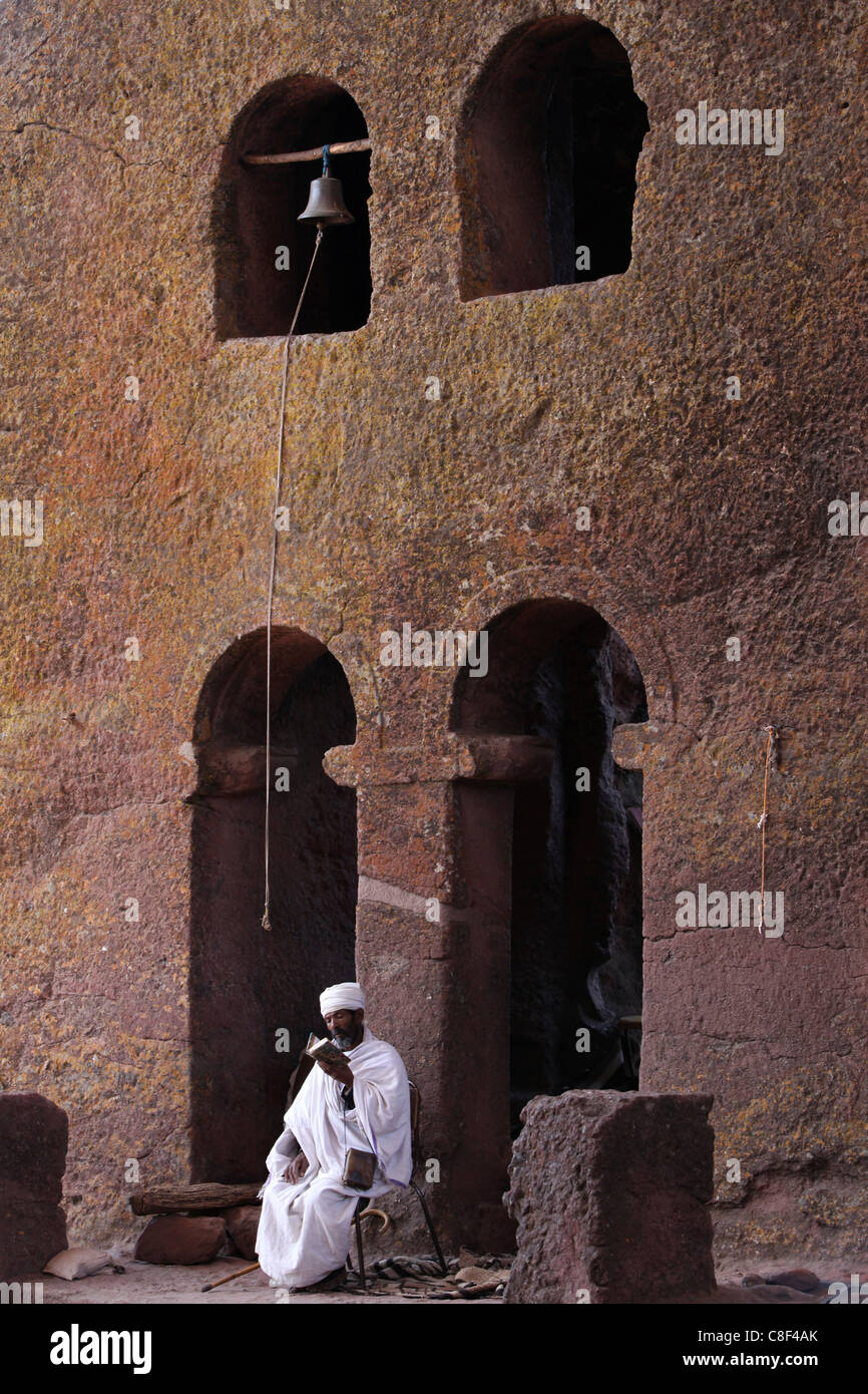 La lecture d'un prêtre dans l'église de Maryam Pari Bible cour, UNESCO World Heritage Site, Lalibela, Ethiopie, Wollo Banque D'Images