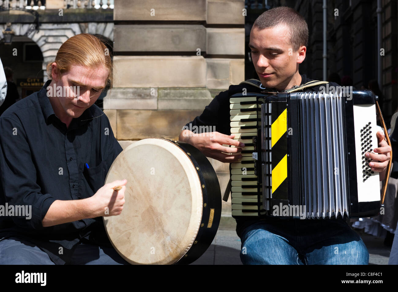 Deux jeunes hommes à jouer de l'accordéon et le bodhran au cours de l'Edinburgh Fringe Festival, high street, Édimbourg Banque D'Images