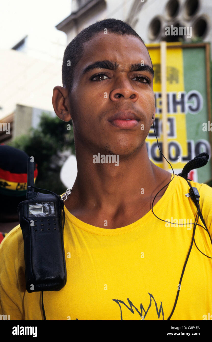 Salvador, Bahia, Brésil. Les jeunes Brésiliens africains représentant pour  l'carnival procession avec la radio et l'écouteur Photo Stock - Alamy