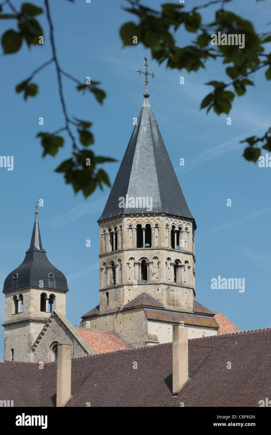 Vue sur clocher de l'eau Benite et plus petit tour de l'horloge, l'Abbaye de Cluny, Saône et Loire, Bourgogne, France Banque D'Images