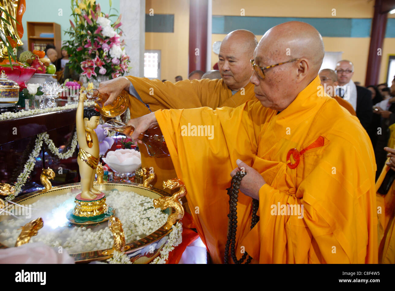 Thich Minh Tam célébrer Wesak day à Khanh Anh temple, Evry, Essonne, Ile de France, France Banque D'Images