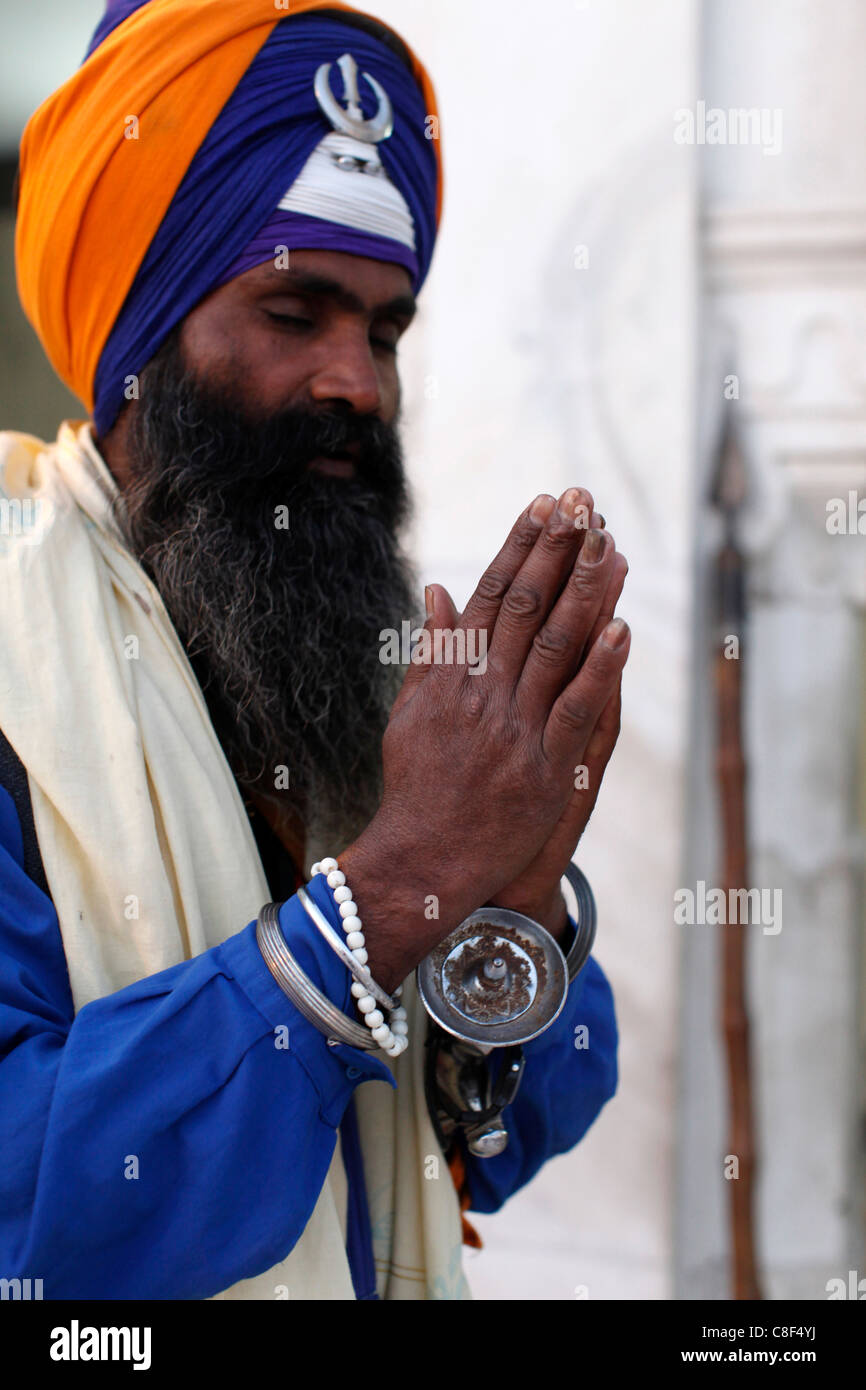 Soldat Sikh Gurdwara Bangla Sahib en priant, New Delhi, Inde Banque D'Images