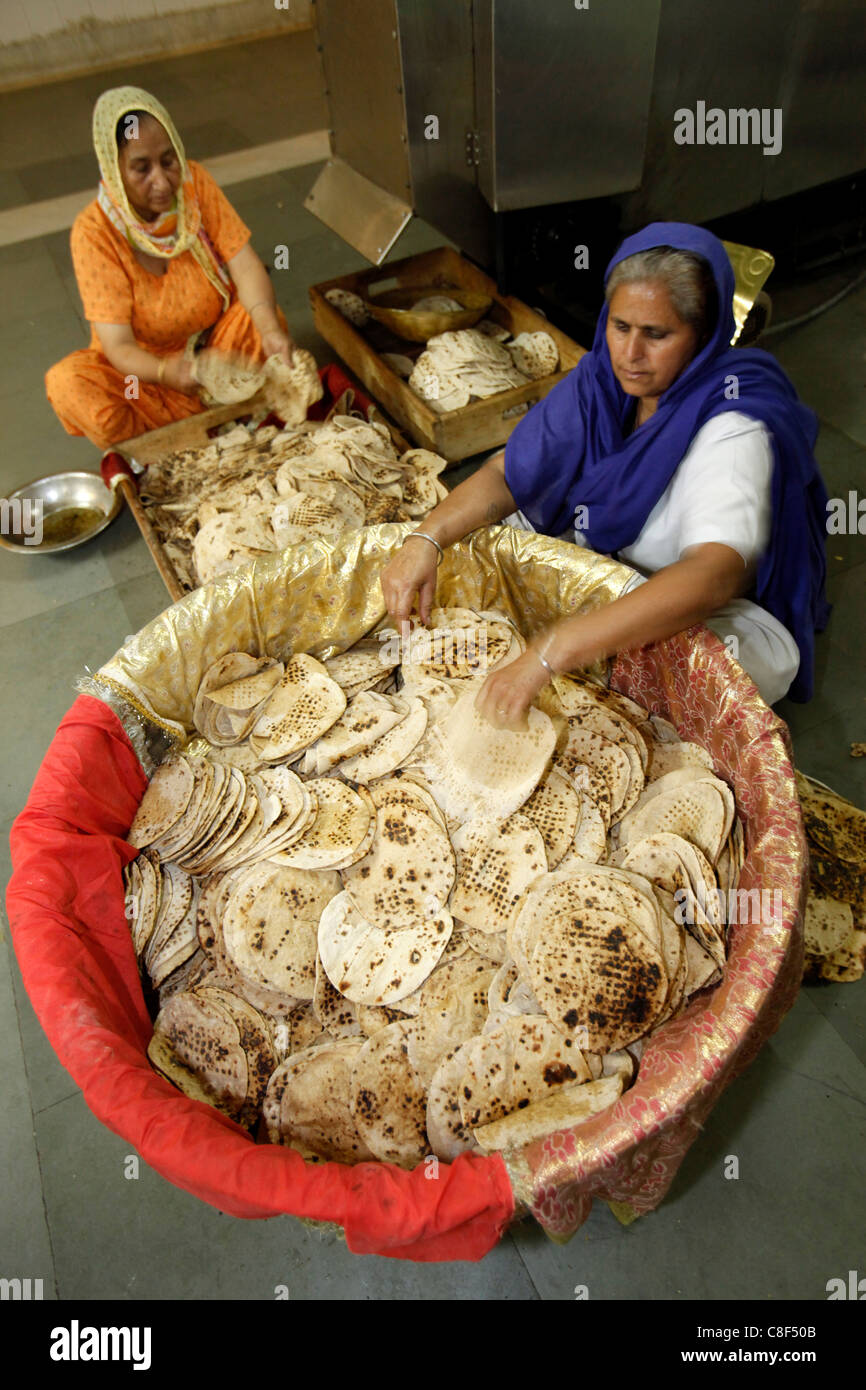 Chapatti de décisions dans la cuisine commune du Gurdwara Bangla Sahib, New Delhi, Inde Banque D'Images