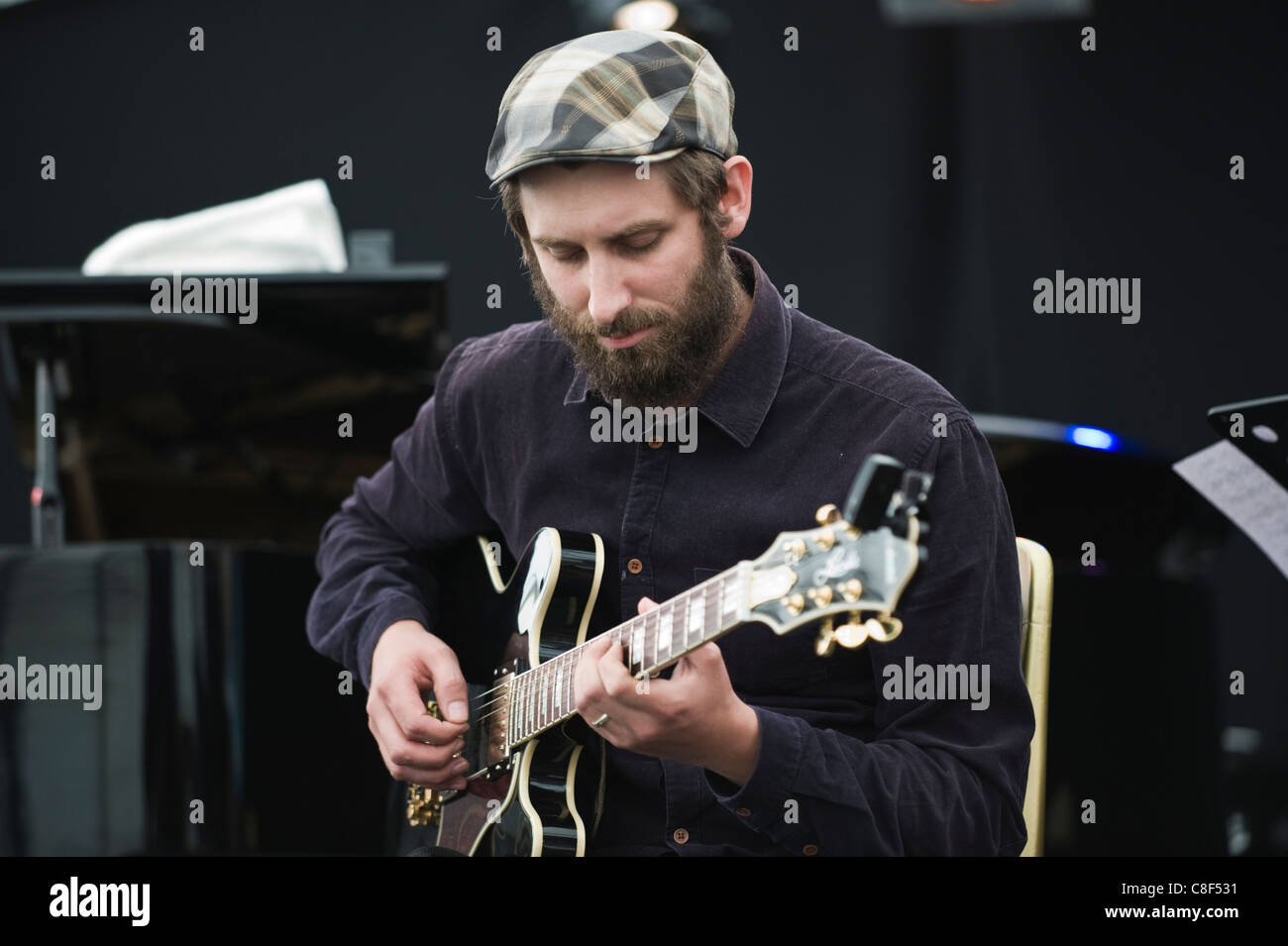 Guitariste avec nostalgie 77 jouant sur scène à Brecon Jazz Festival 2011 Banque D'Images