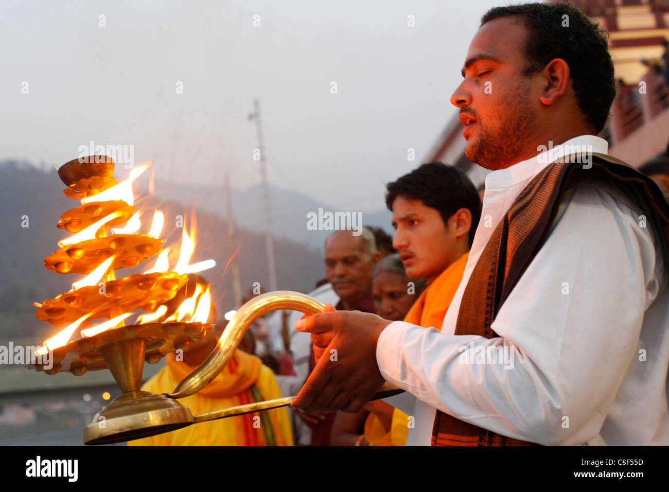 Aarti cérémonie à Parmath, Rishikesh, Uttarakhand, Inde Banque D'Images