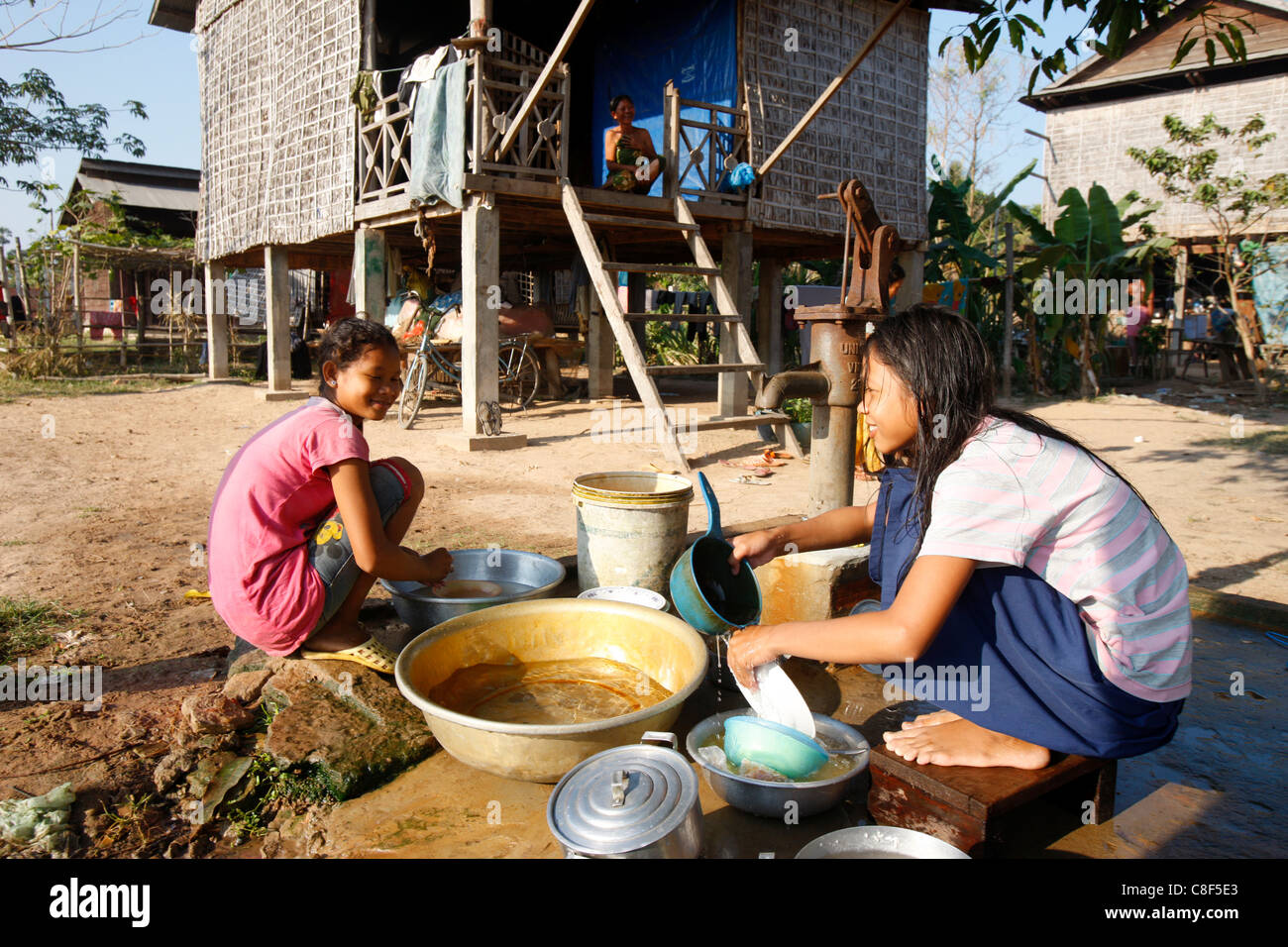 Lave-ustensiles de ménage, partie de la vie quotidienne dans un village du Cambodge, Siem Reap, Cambodge, Indochine, Asie du sud-est Banque D'Images