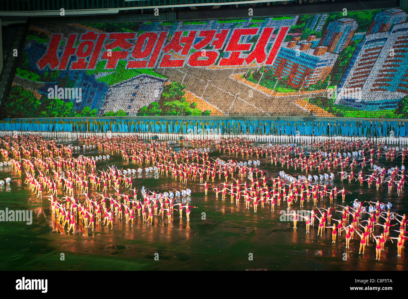 Danseurs et acrobates au Airand, festival des jeux de masse à Pyongyang, en Corée du Nord Banque D'Images