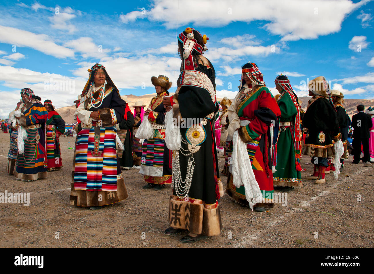 Habillé traditionnellement tibétains participant à une fête locale, le Tibet, la Chine, Gerze Banque D'Images