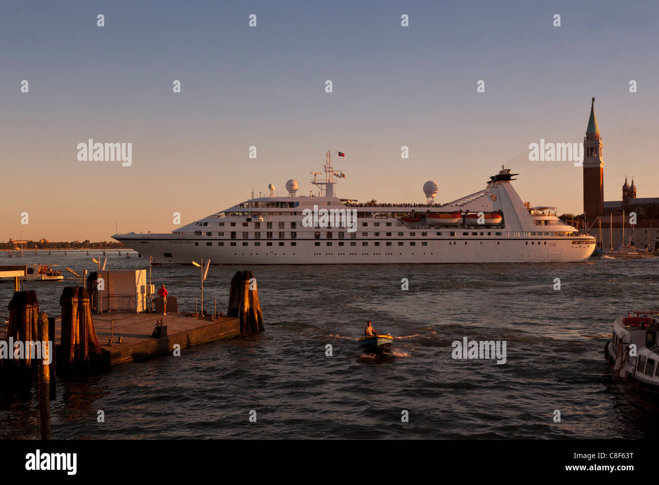 Bateau de croisière Seabourn Spirit, quitter Venise en soirée du soleil. Banque D'Images