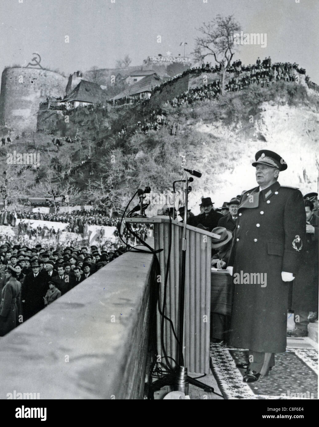 JOSIP BRIZ TITO (1892-1980) Premier ministre de Yougoslavie s'exprimant à Jajce en novembre 1953 Banque D'Images