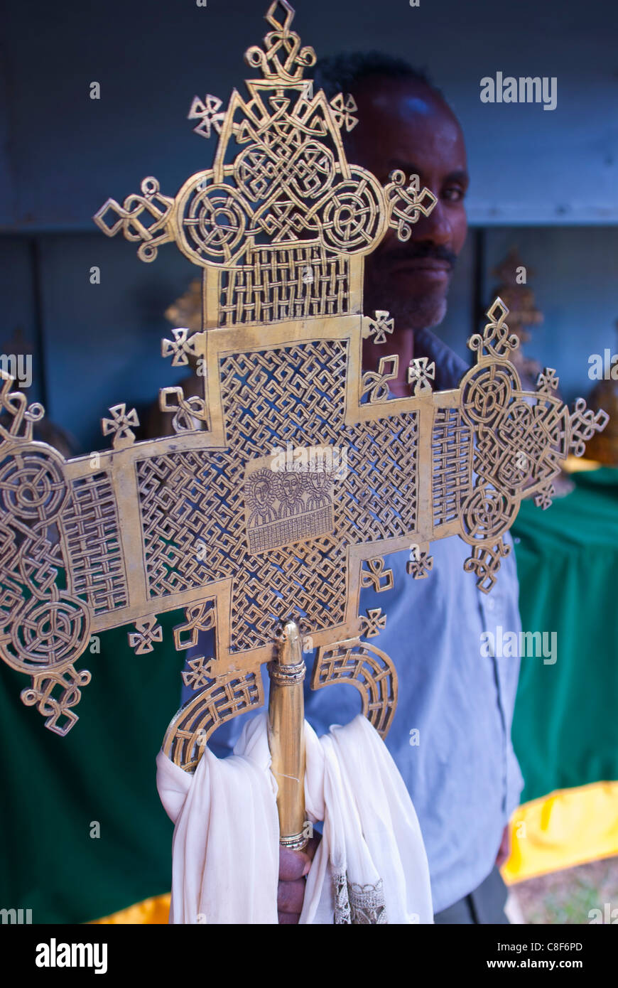Moine orthodoxe debout derrière une croix chrétienne, Axum, Ethiopie Banque D'Images